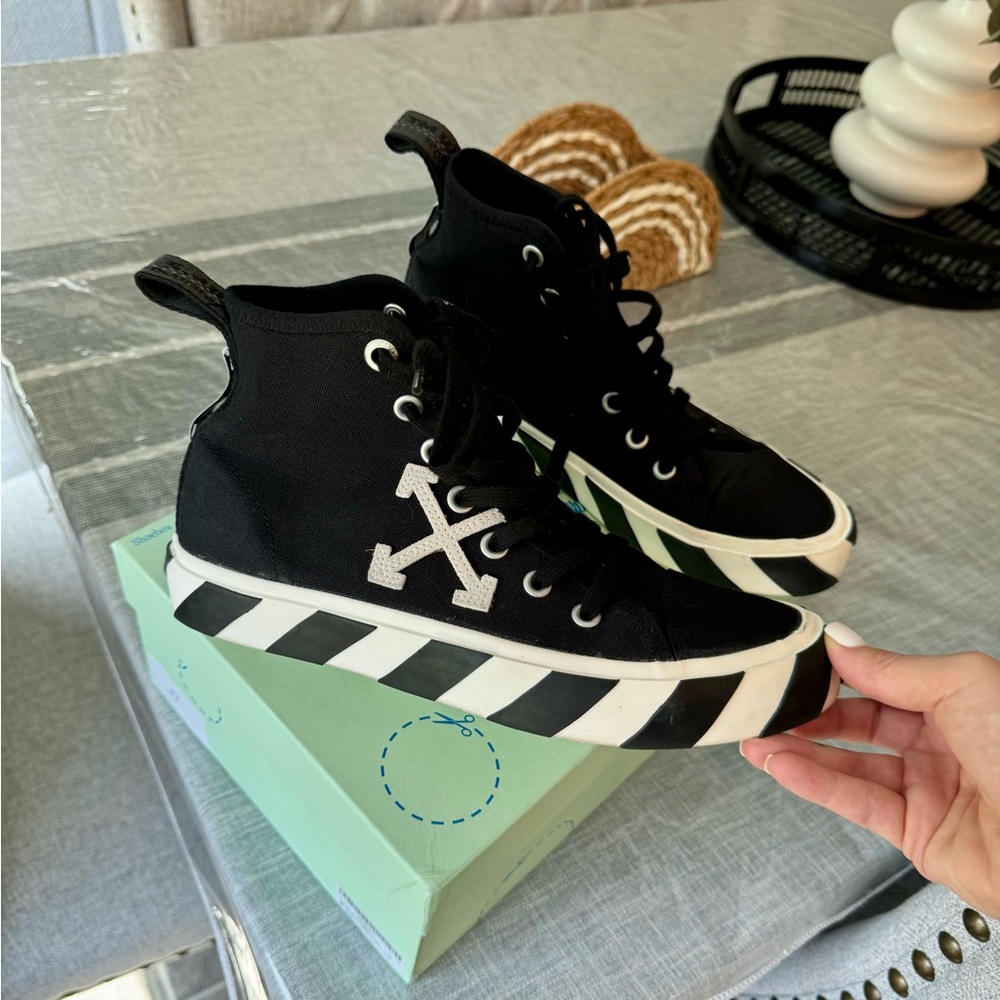 Off-White Vulcanized Black mid-top Sneakers